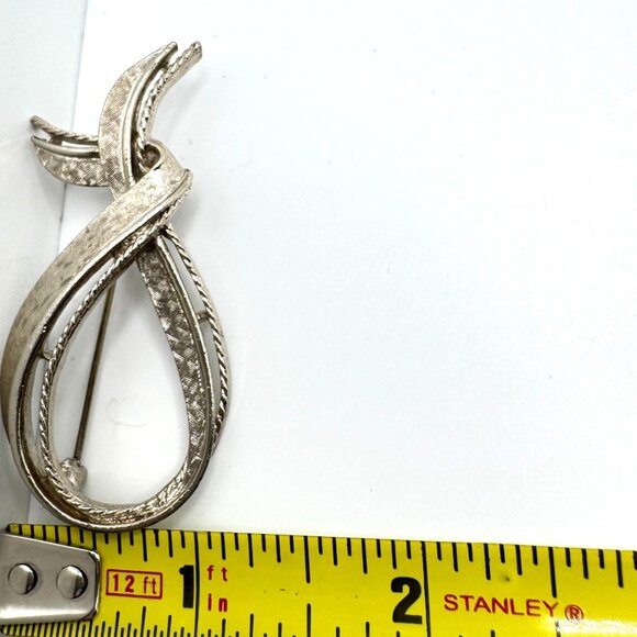 Vintage ART Silvertone Texture Ribbon Brooch Pin Jewelry Accessory 29 Gram Wt - Picture 2 of 8